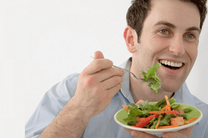 comer ensalada de verduras durante o tratamento da prostatite