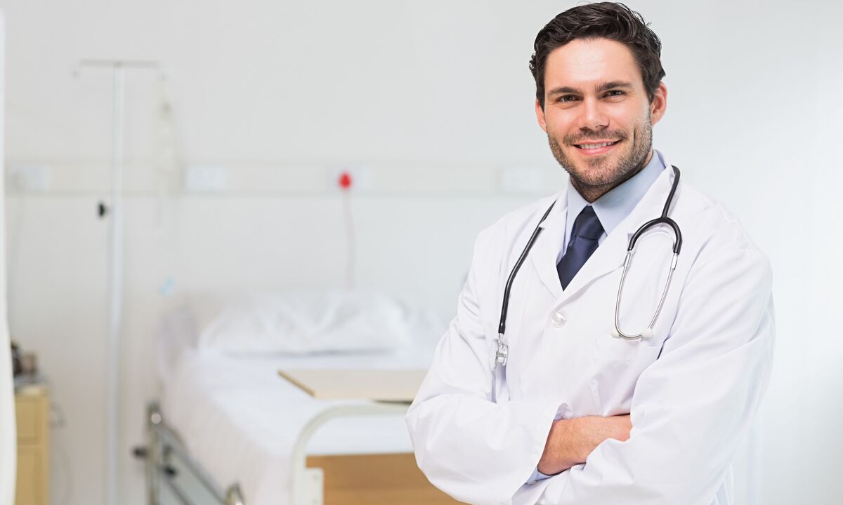 O médico prescribe medicamentos para o tratamento da prostatite baseándose no resultado das análises
